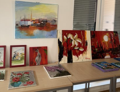Gemälde von Helga Borowitz in der Ausstellung im AWO Seniorenzentrum Am Feldrain: Landschafts-, Blumen- und Tiermotive sowie abstrakte Kunst in leuchtenden Farben.