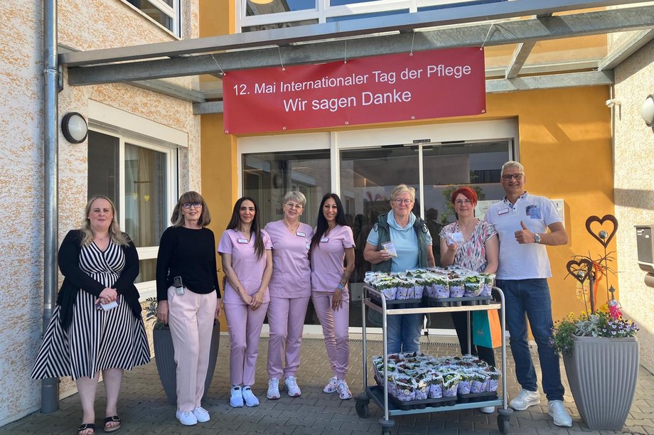 Mitarbeitende des AWO-Seniorenzentrum Am Feldrain zum Tag der Pflege