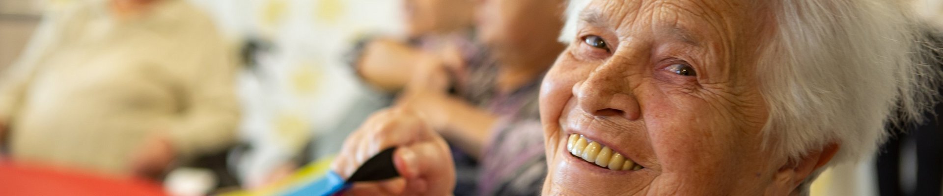 Aktivierung von Seniorinnen mit Tuch