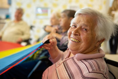 Aktivierung von Seniorinnen mit einem Tuch