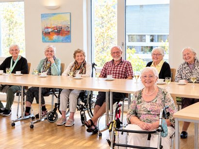 Bewohnerinnen und Bewohner feiern den Herbst bei Zwiebelkuchen, Neuem Wein und geselligem Beisammensein im Seniorenzentrum Am Feldrain.