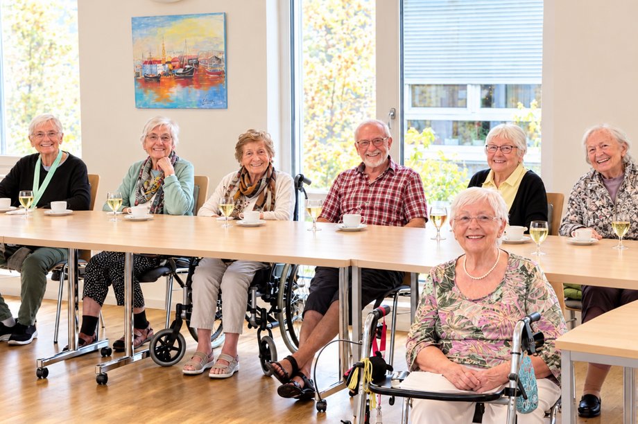Bewohnerinnen und Bewohner feiern den Herbst bei Zwiebelkuchen, Neuem Wein und geselligem Beisammensein im Seniorenzentrum Am Feldrain.