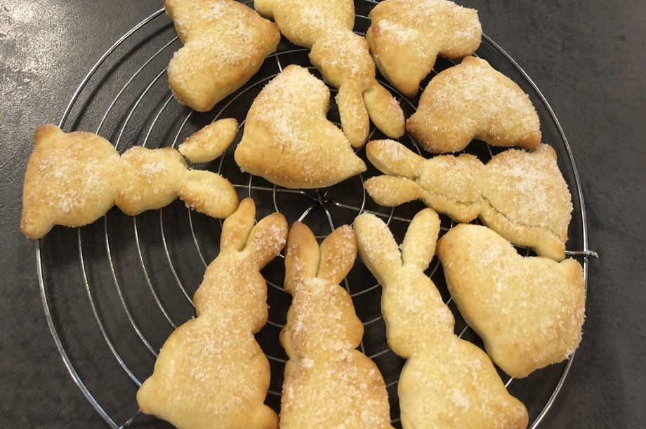 gebackenen Osterhasen liegen auf einem Gitter zum Auskühlen