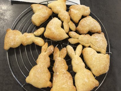 gebackenen Osterhasen liegen auf einem Gitter zum Auskühlen