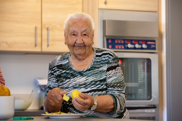 Seniorin kocht in der Hausgemeinschaft