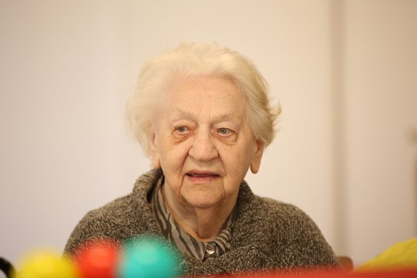 Bewohnerin wird mit Bällen aktiviert