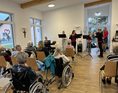 Musikdarbietung junger Musiker begeistern die Bewohner/-innen Am Feldrain