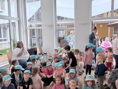 Kinder singen ein Lied für Bewohnerinnen und Bewohner