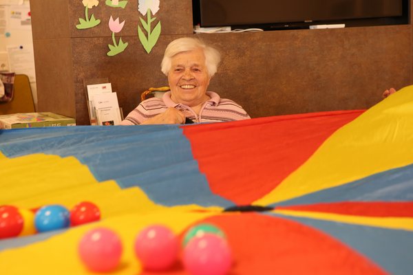 Seniorin schwingt ein Tuch