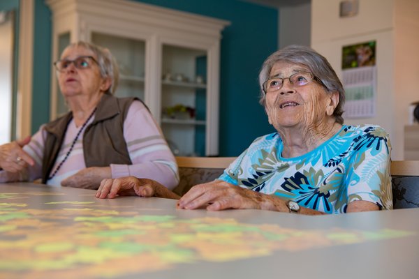Zwei Seniorinnen an der Tovertafel