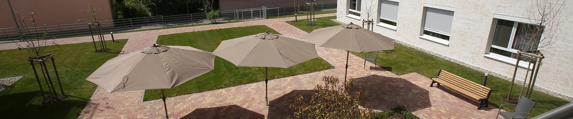 Drei Sonnenschirme im Garten Am Feldrain