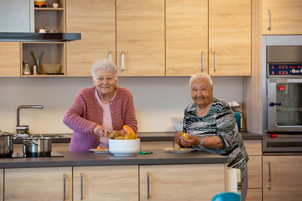 Seniorinnen kochen in der Hausgemeinschaft